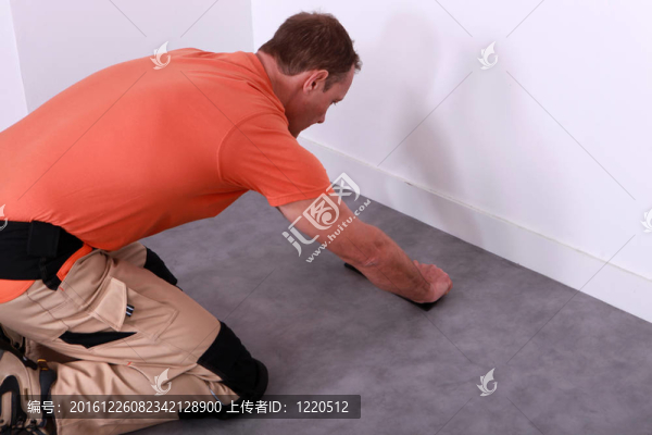 一個(gè)男人鋪設(shè)油氈肖像