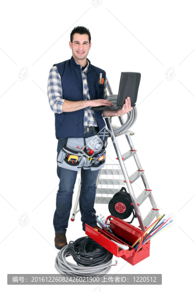 男性電工與筆記本電腦