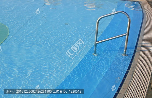 游泳池的藍(lán)色水