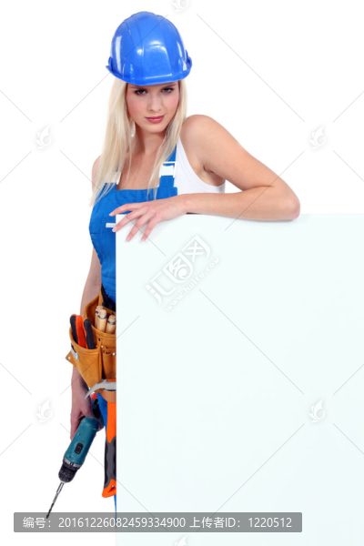 女建筑工人與留言板站在一起