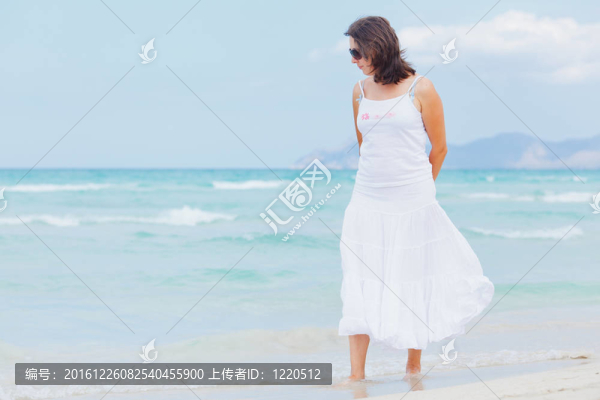 靠近海邊的年輕女子。