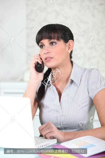 認(rèn)真的年輕女人在打電話