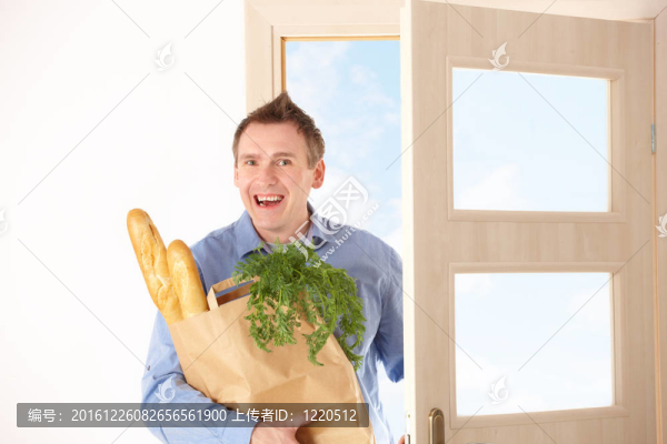 帶購物袋的男人
