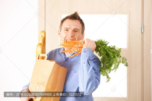 帶購物袋的男人
