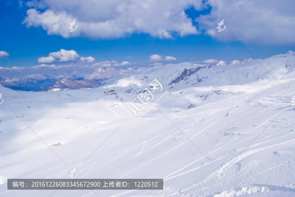 蒼白的圣馬蒂諾高原；Dolomites