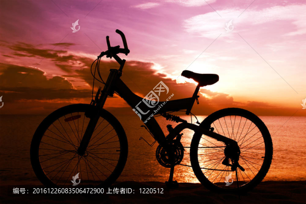 海灘上的自行車剪影