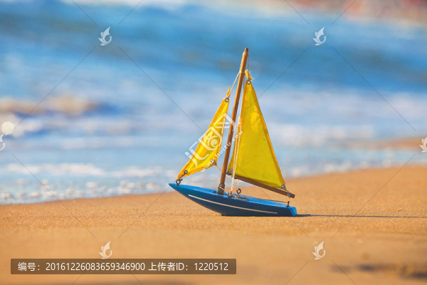 小玩具船站在沙灘上