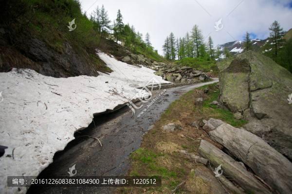 瑞士山區(qū)危險(xiǎn)公路
