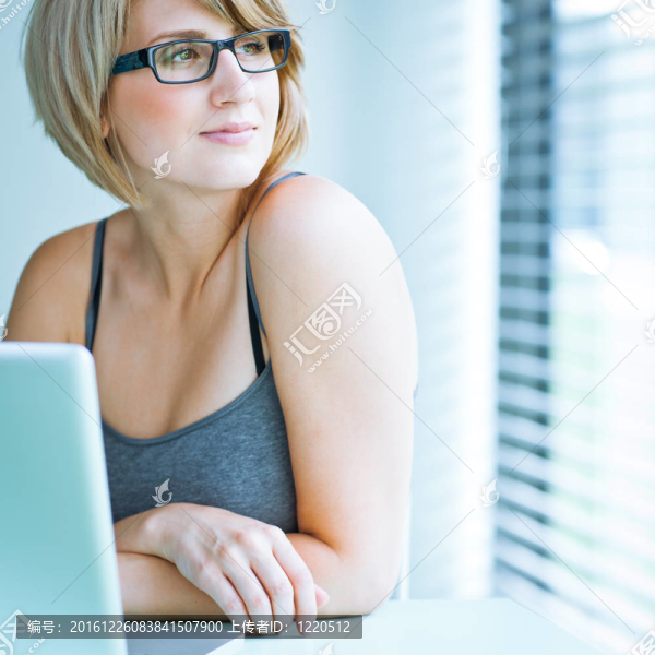 一個年輕的女人若有所思地看著窗外的肖像