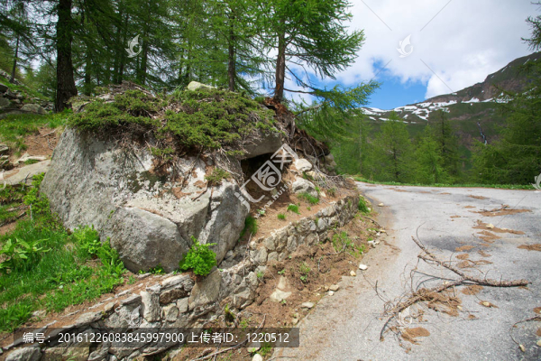 瑞士山區(qū)危險(xiǎn)公路