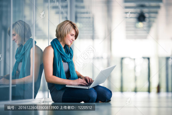 漂亮的年輕女學(xué)生筆記本電腦