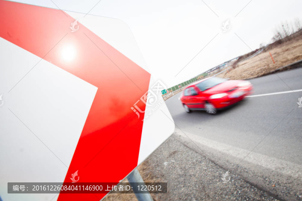 交通概念：汽車行駛快速通過急轉(zhuǎn)