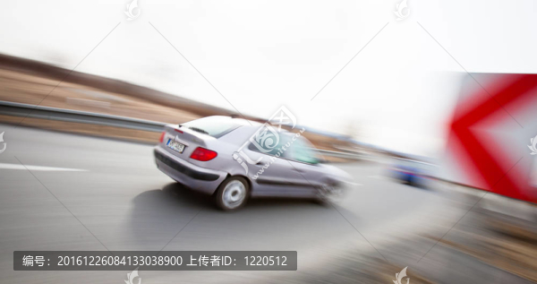 交通概念：汽車行駛快速通過急轉(zhuǎn)