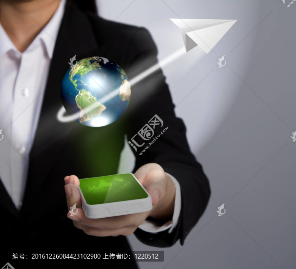 手持手機顯示地球和紙飛機