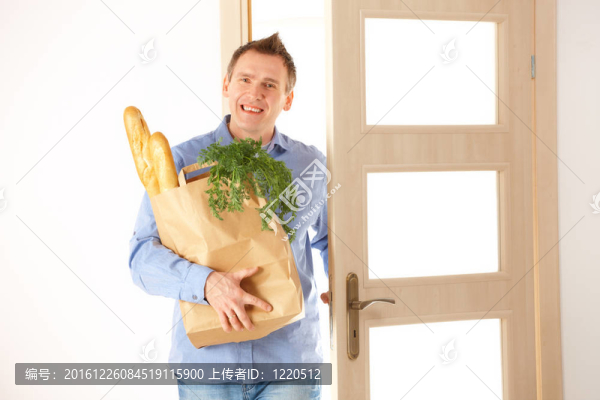 帶購(gòu)物袋的男人
