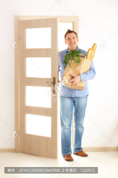 帶購物袋的男人