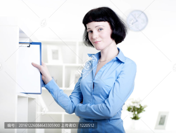 女人把一片與一架文件