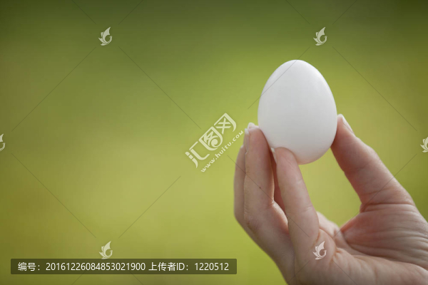 拿著一個(gè)雞蛋