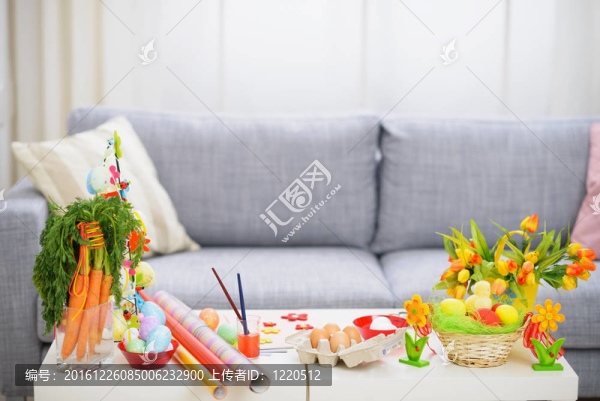 復(fù)活節(jié)準(zhǔn)備。帶裝飾物的桌子