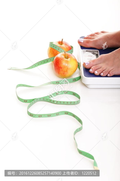 白色背景上的女人腳和體重秤