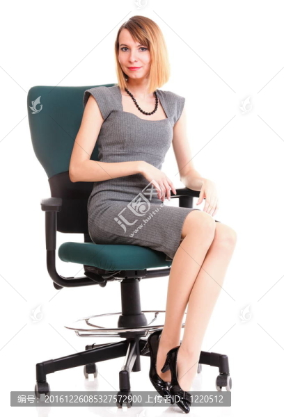 年輕女商人坐在椅子上白底背景放松