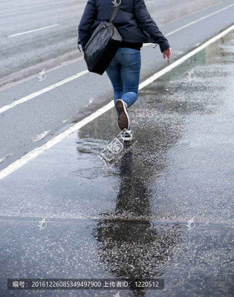 雨中的少女
