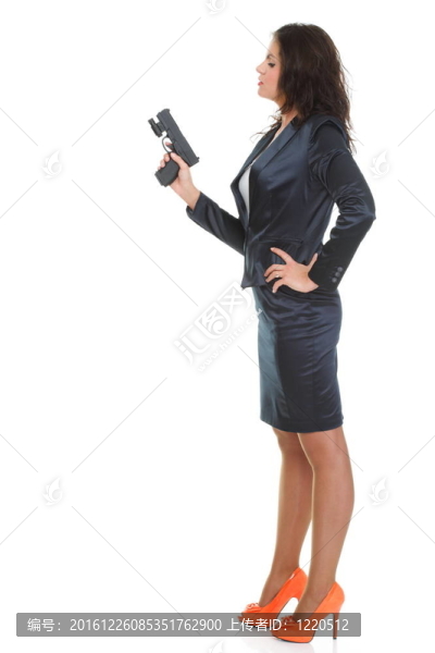 年輕的黑發(fā)女人與槍的白色隔離