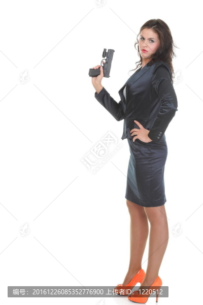 年輕的黑發(fā)女人與槍的白色隔離