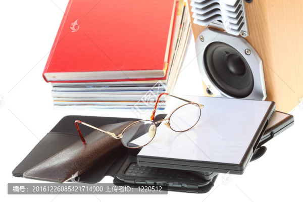 眼鏡電子書閱讀器成堆；孤立的白色