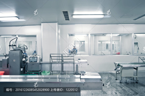 在制藥生產(chǎn)線上工作的技術(shù)員