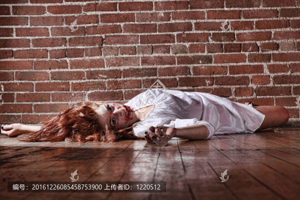 女人臉上帶著血腥的恐怖