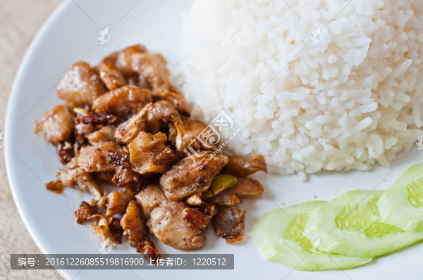 炸雞和米飯食品