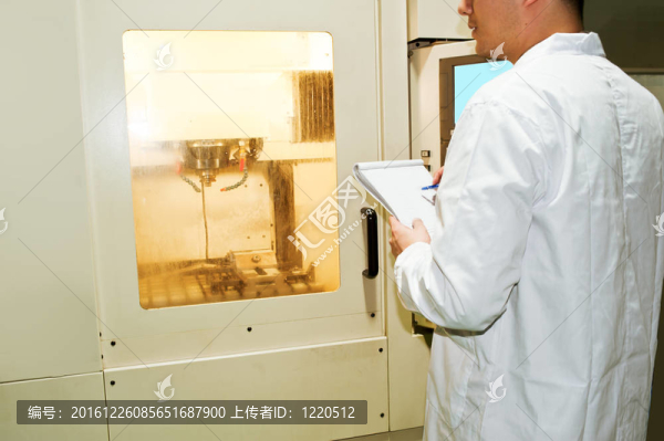 數(shù)控機床操作中的工人