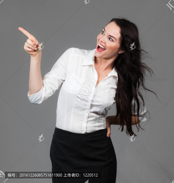 女商人指著分隔開的