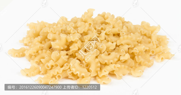 意大利面（通心粉）孤立在白色背景