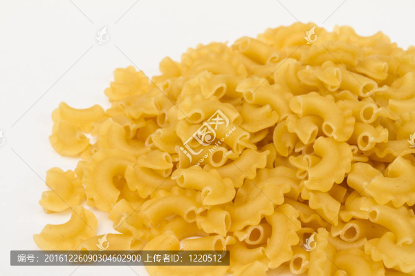 意大利面（通心粉）孤立在白色背景