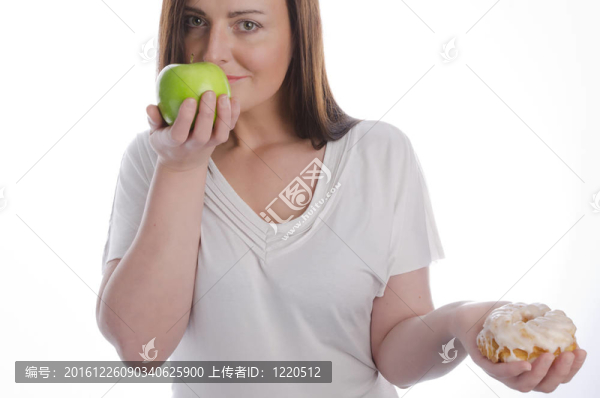 與蘋(píng)果和蛋糕的女人