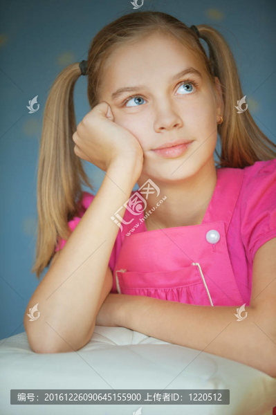 少女抬頭仰望夢