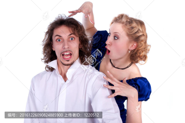 好男人和一個穿著黑色和藍色衣服的女人