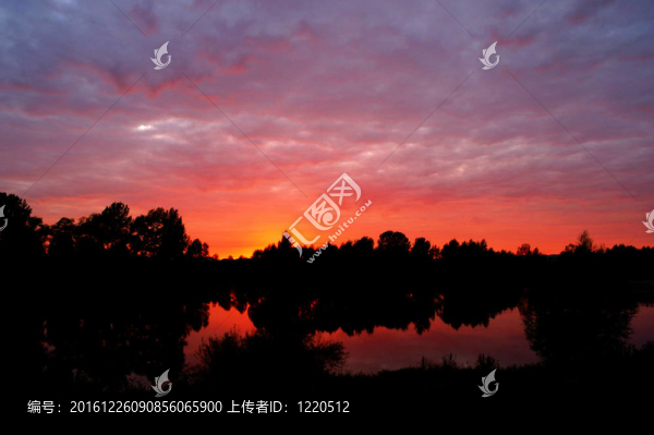 早晨日出在河上