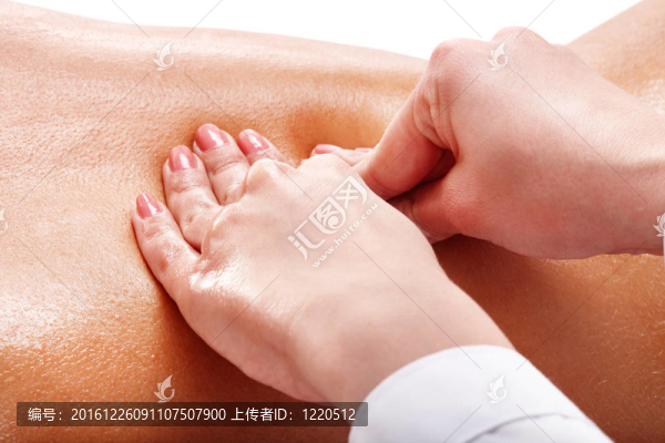 女性背部按摩。