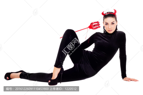 女人打扮得像個(gè)小鬼