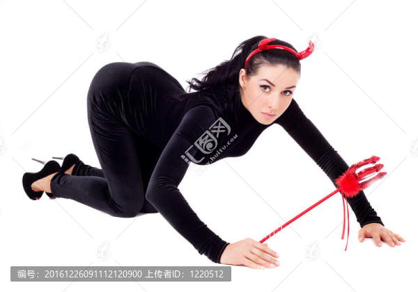 女人打扮得像個(gè)小鬼