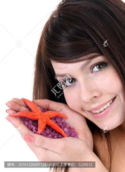 迷人的女人和海星。SPA。