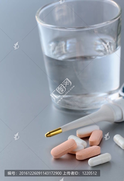 溫度計；藥丸和玻璃