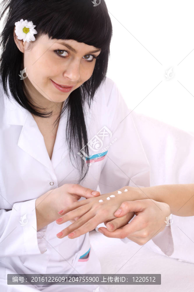 女性手按摩。SPA。