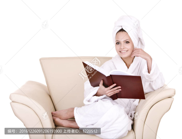 漂亮的女孩在家看書(shū)。