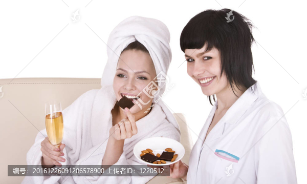 在SPA的女孩吃巧克力和喝葡萄酒。