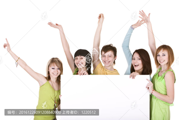 手持旗幟的一群人。