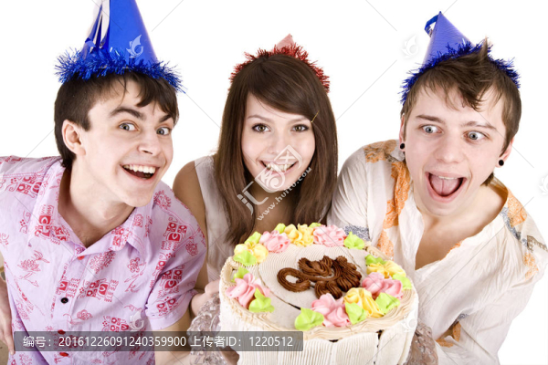 一群青少年用蛋糕慶祝生日快樂。